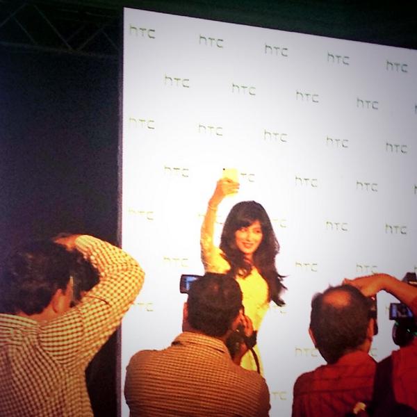 snaptechh's tweet photo. Chitrangda Singh launches HTC Desire 820 in India @IChitrangda #HTCevent #Desire820 @HTC_IN http://t.co/KHCjQD0jEu http://t.co/a375XCa60H