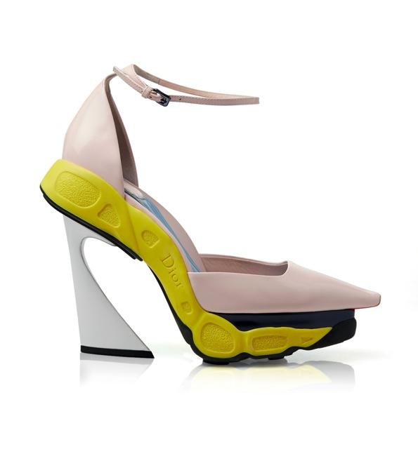 Для Рафа Симонса дизайн обуви всегда был главным полем для экспериментов. «Гибридные» босоножки – тому доказательство