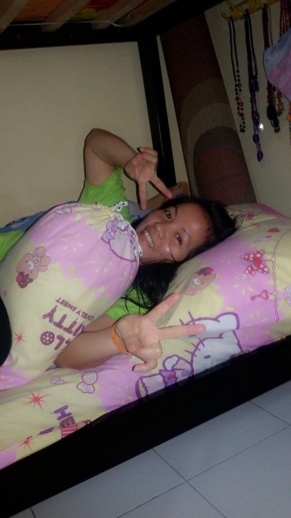 Mai_maya's tweet photo. @Ini_Talkshow @advan_id wit my pillow kitty π #IniTalkshowNETAdvan1 http://t.co/7dXSBJwn5O