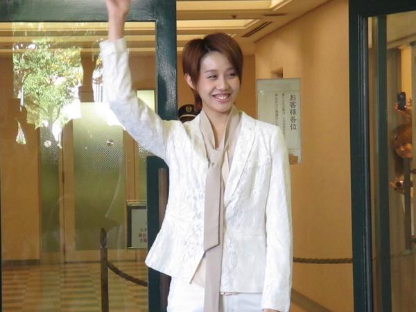 ミア 花猫 9 22 花組千秋楽 入り 大河凛さん 笑顔いっぱい 1枚目の後ろに 楽屋内で待機しているカメラマンが O Http T Co Hnodmgh6pb ミア 花猫 9 22 花組千秋楽 入り 大河凛さん 笑顔いっぱい 1枚目の後ろに 楽屋内で待機しているカメラマンが O Http T Co Hnodmgh6pb