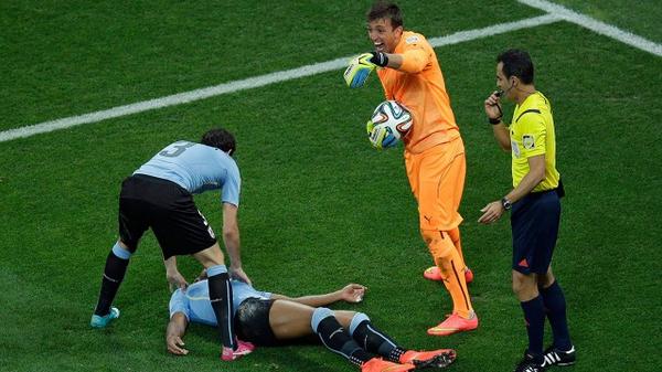 Sportsnet's tweet image. FIFA to change concussion protocol with 3-minute breaks to evaluate players bit.ly/1pbxPs2