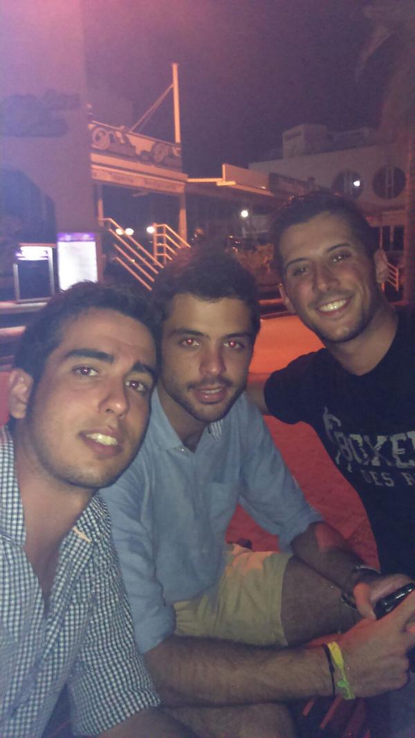 Nach_22aker's tweet photo. Muchaas felicidadees a dos hermanos con los q la vida es mas sencilla y divertida!!! Se os quiere @mjc_mik @joaqiin7 http://t.co/YuPMztBVlx