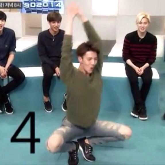 iSehunhanxx's tweet photo. Sehun tipo "My body is ready" http://t.co/6jXy6YU9K0