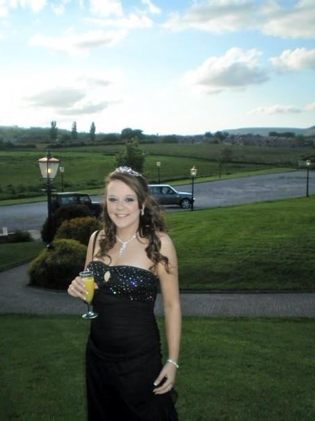 beccihjones's tweet photo. #throwbacktuesday age 17 at my 6th form leavers do #skinny #champers #amazingnight http://t.co/EgkfwQsSpE