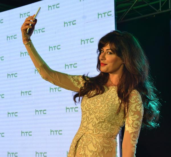 HTC_IN's tweet photo. Here's Chitrangada Singh taking a #selfie and posing for the shutterbugs at the same time :) #HTCevent @IChitrangda http://t.co/TLlyOgvICe