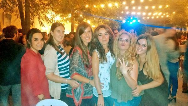 Fabiesojo's tweet photo. Feliz otoño a mis amigas!!! @Macaferru @PorrasAires @_MarinaEnf @inmicc85 @elisabeth_hurfe http://t.co/rJ6hBpd4xW