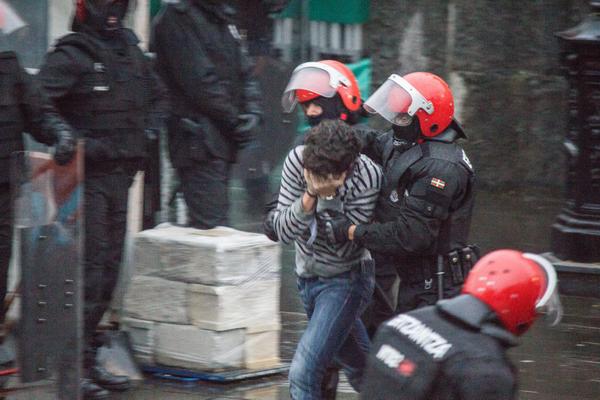 axierL's tweet photo. Begietan hatzak sartuz, aterarazi zituen zenbait lagun Ertzaintzak #HerriHarresia tik @askegunea #BasqueResist http://t.co/MpFLrJWoQJ