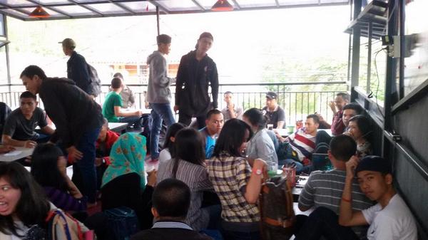 1KA06_2014's tweet photo. Selesai kuliah para 1ka06 gak langsung oulang. Tapi nongkrong doloo 😎 http://t.co/vqJMNoxCne