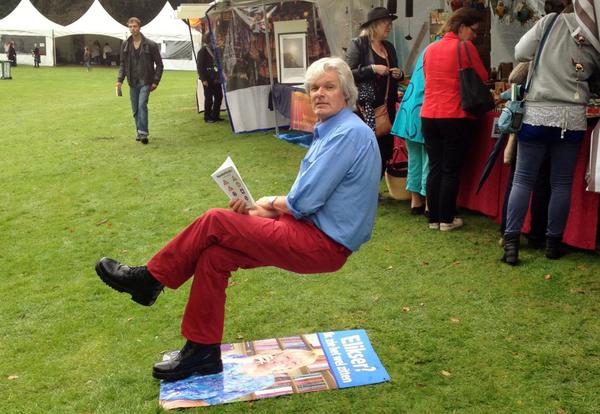 Joopmagic's tweet photo. Ontvangst "Invisible chair" tijden Elikserfeest http://t.co/KrZUbhcSMK