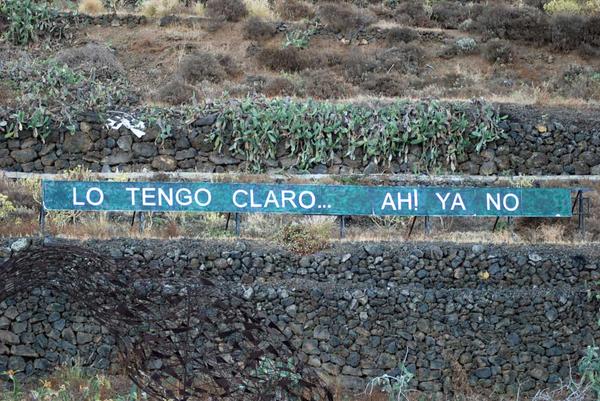 CartelAutopista's tweet photo. "LO TENGO CLARO... AH! YA NO" #tenerife #cartel #autopista #anoniman http://t.co/qWtX7YafEb