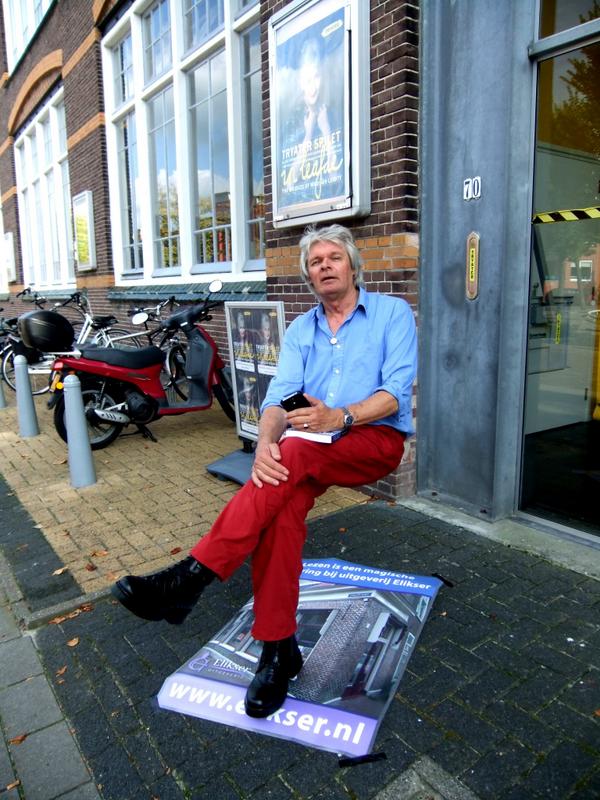 Joopmagic's tweet photo. Herstel :  Dít is "Invisible chair" tijdens Elikserfeest, uitgeverij... http://t.co/DIASejoRBc