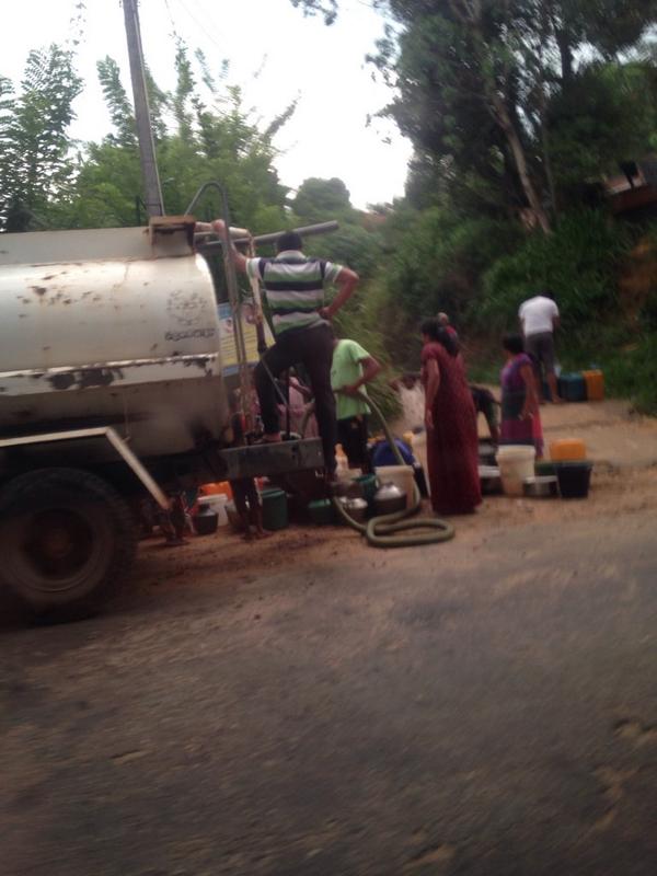 SbinR's tweet image. NO WATER to drink in Demodara area #UVA #uvaproblems #badulla# water supplying by water tanker
