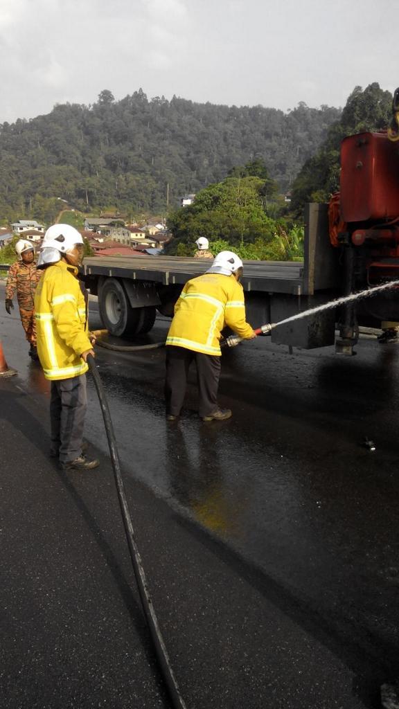 Kebakaran lori berlaku di KM 41.9 menghala ke Kuala Lumpur. Kebakaran dipadam oleh PBS Janda Baik