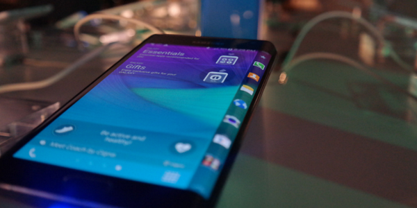 SamsungAU's tweet photo. We managed to get up close and check out the new Note Edge! #Note4au #NoteEdge #MoreThanBig http://t.co/9LpuxvmEWT