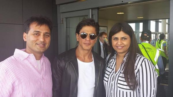 rshah2611's tweet photo. Shah Rukh Khan ( @iamsrk ) with Fans at Washington DC.
#SlamDC #SlamTheTour http://t.co/J0QBZZuMh4