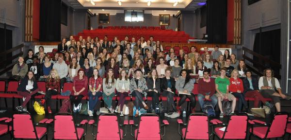 BirminghamDrama's tweet photo. A big welcome to our Drama Freshers here at induction @unibirmingham! #hellobrum #2000thTweet #disneywon http://t.co/VtOyEenjiZ