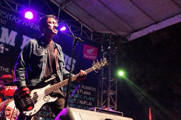 FASTDIFFERENCE's tweet photo. remaja uring-uringan yg masih saja bangga dengan bass squiernya. sebut ia @teragedy http://t.co/m0tQE8paOi