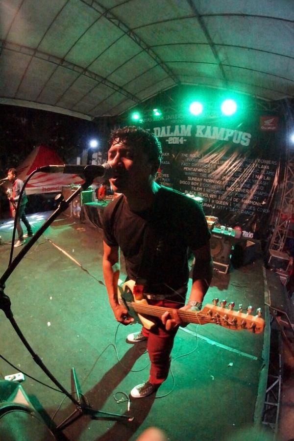 FASTDIFFERENCE's tweet photo. bermodalkan gitar squier custom remaja usur ini. melantunkan nada sumbangnya dengan meriah. sebut saja ia @ptxmudder http://t.co/rqe73oTWko