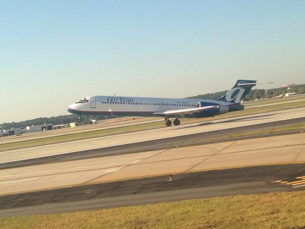 GoldboxATL's tweet photo. We won't be seeing this for much longer at @Atlanta_Airport #aitran 717 http://t.co/wQZea12osr