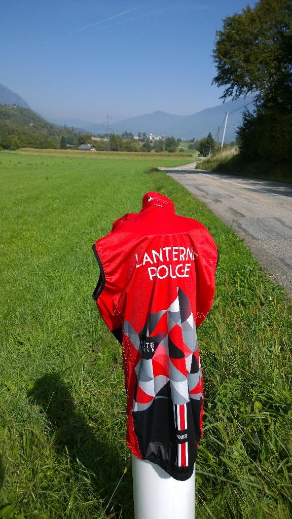 HRLanternerouge's tweet photo. So warm there is no need for the LR gilet today, long may it last. The post looks 'armless enough..... http://t.co/vTvx1T61dg