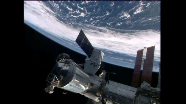 #ISS has a new guest. #ISScargo secured to #ISS. Unpacking on Wed. More about #Dragon cargo: go.nasa.gov/1uZsJE7