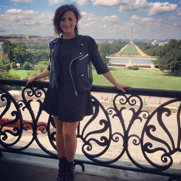 ddlovato_ES's tweet photo. En el balcón justo delante de Capitol Hill....que guay!!! 🇺🇸 #mentalhealth #NAMIcon2014 #ACT4MENTALHEALTH http://t.co/D8b6O6UUXo