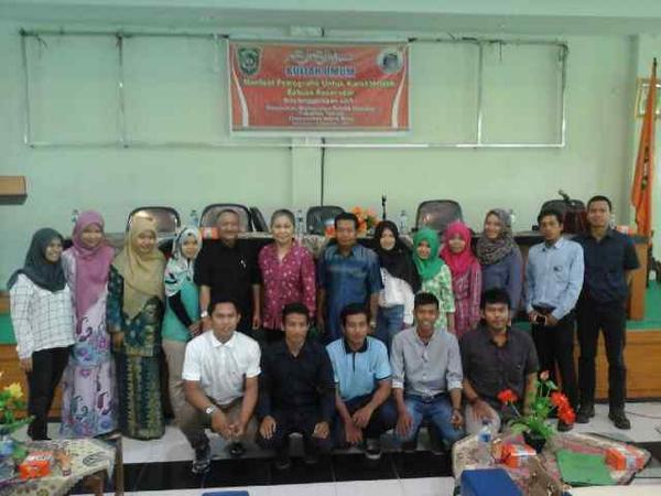 Foto bersama dengan Prof.dr.emmy suparka, Dekan Fakultas teknik, Dosen, dan mahasiswa angkatan pertama geologi UIR