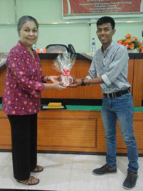 Penyerahan cindera mata/mug dari ketua HMTG ke  prof.dr. emmy suparka