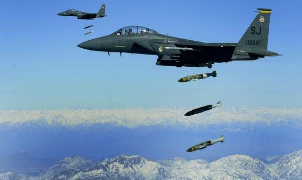 elDiarioInterna's tweet photo. EE.UU lanza un ataque aéreo contra el Estado Islámico en Siria.
http://t.co/rthlAAU9pe http://t.co/6uL7GLNzeS