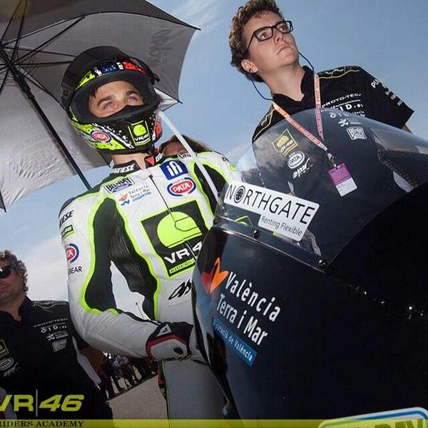 LucaMariniES's tweet photo. Os dejamos esta fotaza de nuestro @Luca_Marini_97 ¡Campeón! ¡#Gas97! :) http://t.co/srxwJxgbVp