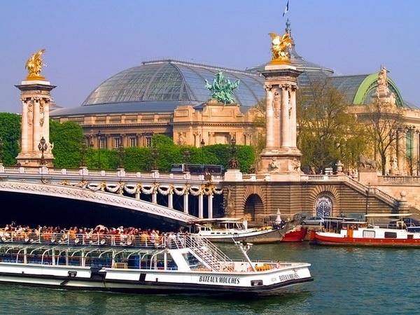Boat tours in #Seine river are famous for unparalleled views of the most important areas of the city.#travel #France