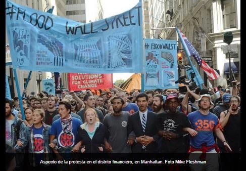 lajornadaonline's tweet photo. Inundan Wall Street y exigen justicia climática. #CambioClimatico #wallstreetprotest  http://t.co/suaRYyA5YG … http://t.co/lCiFEXN3Hz