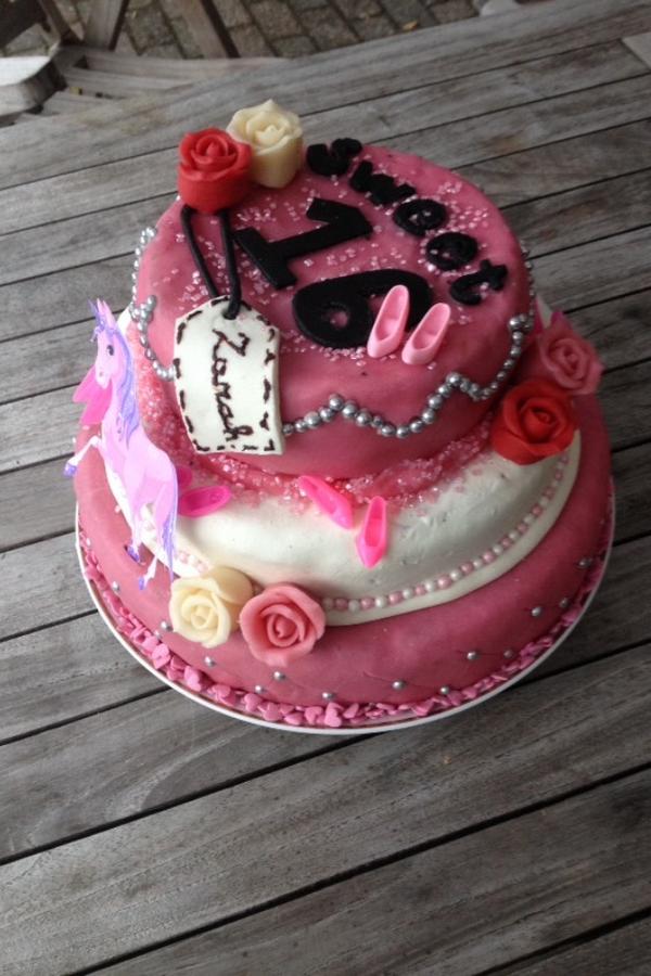 Zaraaaaaaah's tweet photo. It's my sweet 16 and my sister made a beautiful cake 💕🙊 @Harry_Styles http://t.co/LSr8krXfzP