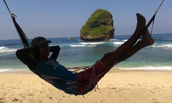 BackpackerInfo's tweet photo. Selau kaya di pulau RT @Mbolangisme santai seperti di pantai.. #GoaCina #hammock http://t.co/O5IrIGxpEF
