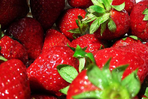 muyenforma's tweet image. Las fresas son saludables y tienen muy pocas calorías: solo 35 por cada 100 gramos ➜ muyenforma.com/cuantas-calori…