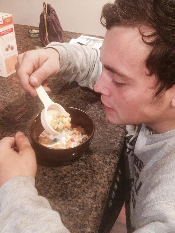 KalebRaber's tweet photo. #whenthestruggleisreal #nocleanspoons http://t.co/j3TwhrLDzp