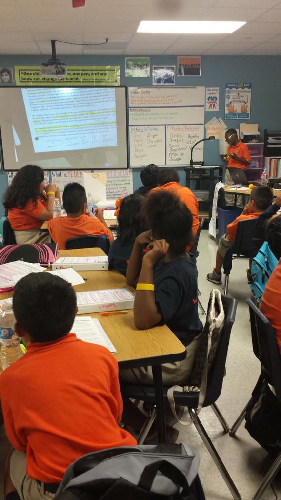 ParinazJM's tweet photo. Students as teachers make my job easy @KIPP_Vista @KIPPATX #readbabyread #ela #teacherbliss http://t.co/GUAiszqVx9