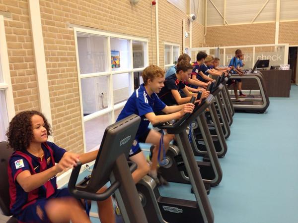 46_c1's tweet photo. Roda '46 C1 heeft vandaag eerst uur binnen getraind, daarna uur het veld op! Mede dankzij sponsor Academas! #training http://t.co/XpiY2UuRMn
