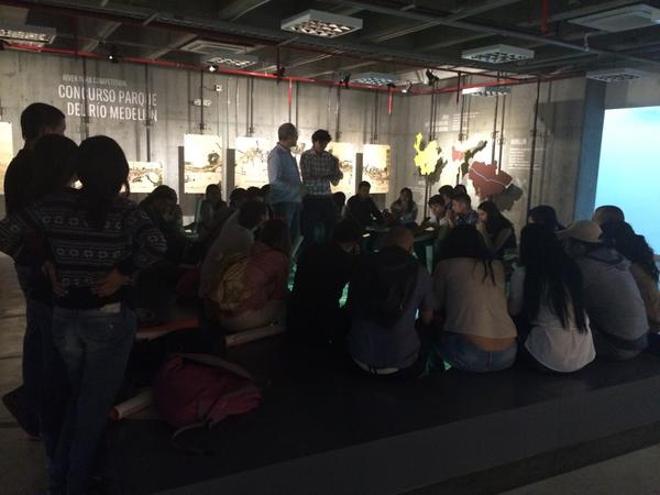 PabellonMed's tweet photo. Grupos de estudiantes del Colegio Mayor de Antioquia vieron su clase en el Pabellón Medellín http://t.co/b3yLq1AYDx