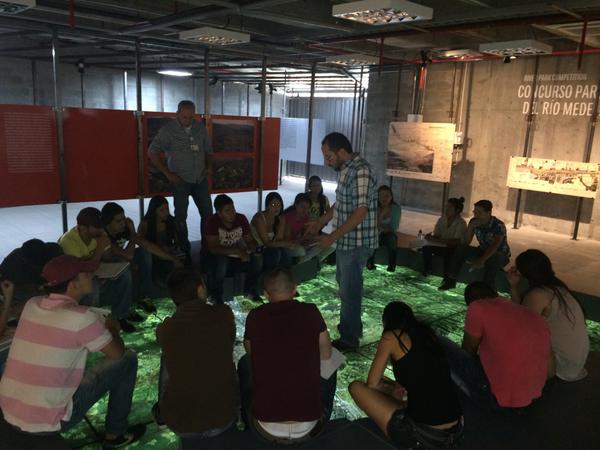 PabellonMed's tweet photo. Grupos de estudiantes del Colegio Mayor de Antioquia vieron su clase en el Pabellón Medellín http://t.co/b3yLq1AYDx