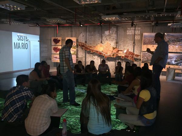 PabellonMed's tweet photo. Grupos de estudiantes del Colegio Mayor de Antioquia vieron su clase en el Pabellón Medellín http://t.co/b3yLq1AYDx