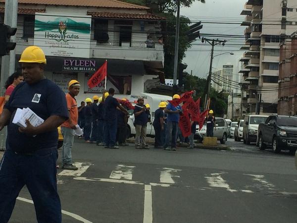 BoscoPty's tweet photo. Suntracs en la calle, vía España con vía porras http://t.co/D8P9vCefV9