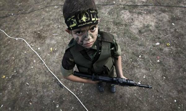 elDiarioInterna's tweet photo. Niños alemanes de al menos 13 años se unen a la yihad en Siria e Irak.
http://t.co/Pr4KVNWXgN http://t.co/m9ddq2rKL6