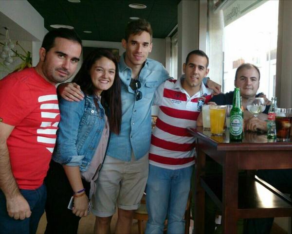 LorenCastroMoli's tweet photo. Seguimos @andres_jeerre  and yo  en @masQkopas ,se unen @jacinto28 @LaraGuillen2 @kike_poz http://t.co/GjgyNWOcDi