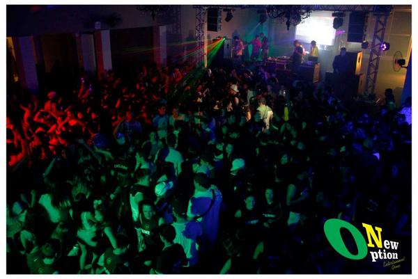 raulcent's tweet photo. "@sevienee: Solo yo me deprimo al ver estas fotos? 😭😭😭 http://t.co/c6l9BspcsD" En la tercera foto estoy yo :(