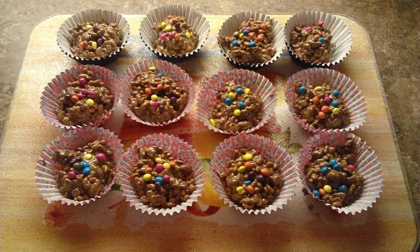 mommathawhale's tweet photo. I've worked very hard making these cakes for tomorrows CSG in support of McMillans Coffee Morning 😊 @FamiliesMids http://t.co/DXOpY1rRYx