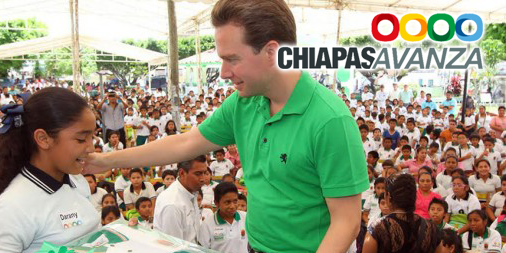 Chiapasavanza's tweet photo. Beneficia gobernador de Chiapas @VelascoM_, con útiles y uniformes gratis a más estudiantes.  http://t.co/px5IpGbPBY http://t.co/pUQNgn6Pgs