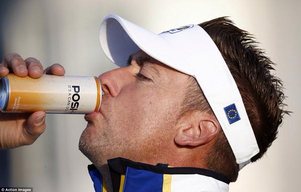 DrinkPOSITIV's tweet photo. Great shot of @IanJamesPoulter enjoying a can of Peach POSI+IV as part of his #RyderCup2014 prep @dailymailsport http://t.co/ktY9dMIFIY
