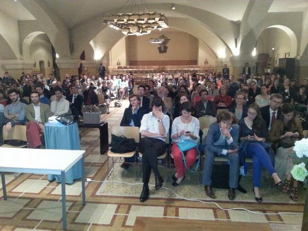 FraterniteIrak's tweet photo. La salle est remplie et captivée! #ConfFraterniteIrak http://t.co/4ikp0DMA3f