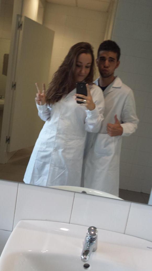 LauraProy_01's tweet photo. Ya era hora de ponernos una bata después de 2 años @Dama_92 @JesusZambrana14 (falta la puti de @anita_pb81 )👌👓💉 http://t.co/O7B05sHcKi